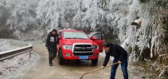 组织党员干部开展抗冰抢险救灾工作为林区群众筑牢安全屏障